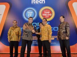 the-best-top-it-leader-2017-kepada-dirut-bank-riau-kepri-dr-irvandi-gustari_20171101_164849