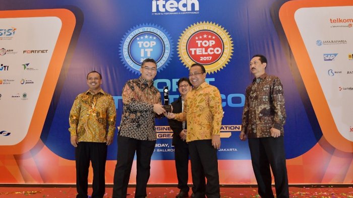 the-best-top-it-leader-2017-kepada-dirut-bank-riau-kepri-dr-irvandi-gustari_20171101_164849